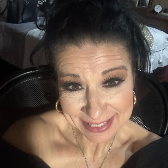 Meet your Posher, Annette - Picture 1 of 1